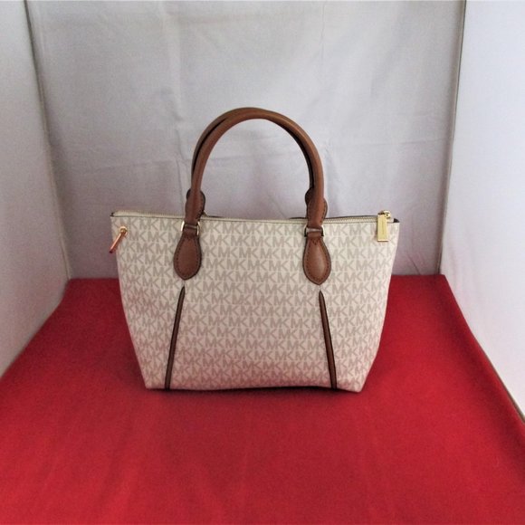 Michael Kors Sierra Signature Medium Messenger - Picture 11 of 13